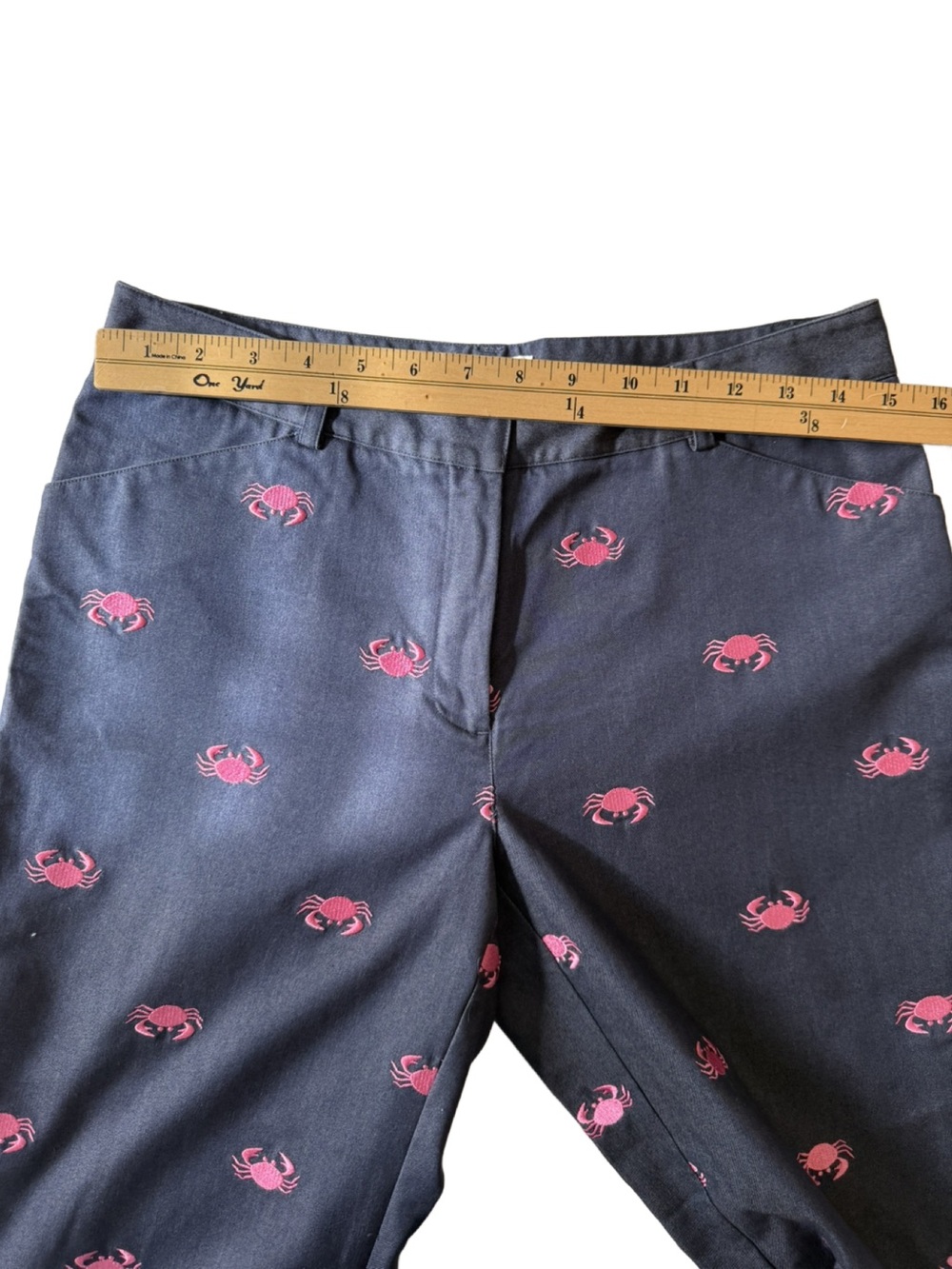 Lilly Pulitzer Navy Blue Denim Crop Pants with Pink Crab Embroidery. Size 6 - Picture 4 of 10